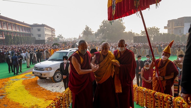 Thánh Đức Đạt Lai Lạt Ma quang lâm đến Tu viện Palyul Namdroling ở Bồ Đề Đạo Tràng, Bihar, Ấn Độ để tham dự buổi Lễ Cầu nguyện Trường thọ do các thành viên của Truyền thống Nyingma dâng lên vào ngày 18 tháng 1 năm 2023. Ảnh của Tenzin Choejor