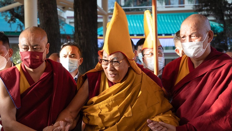 Thánh Đức Đạt Lai Lạt Ma quang lâm đến sân Tsuglagkhang ở Dharamsala, HP, Ấn Độ để đọc Truyện Tiền Thân vào ngày 7 tháng 3 năm 2023. Ảnh của Tenzin Choejor.