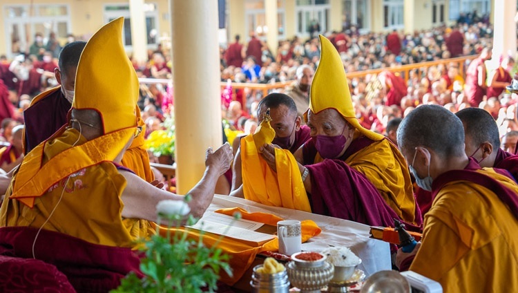 Ganden Tripa dâng cúng dường ba biểu tượng của thân, khẩu và ý giác ngộ vào lúc bắt đầu buổi thuyết giảng tại sân Tsuglagkhang ở Dharamsala, HP, Ấn Độ vào 7 tháng 3, 2023. Ảnh của Tenzin Choejor