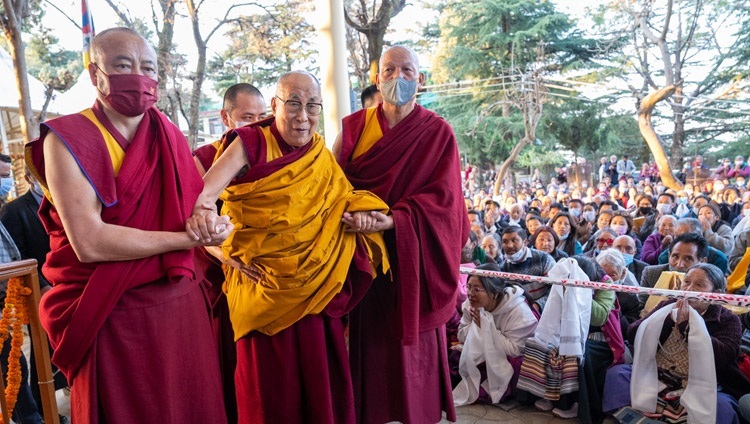 Thánh Đức Đạt Lai Lạt Ma quang lâm đến Tsuglagkhang để tham dự nghi lễ nhập môn cho quán đảnh Chakrasamvara ở Dharamsala, HP, Ấn Độ vào ngày 8 tháng 3, 2023. Ảnh của Tenzin Choejor