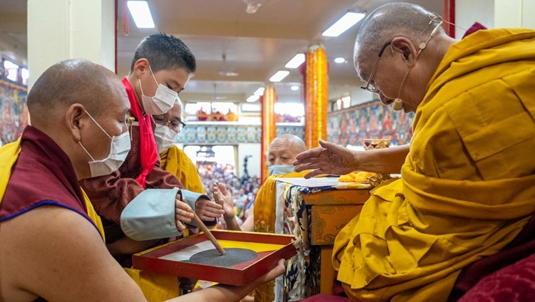 Hóa thân của Khalkha Jetsun Dhampa Rinpoche của Mông Cổ ném một chiếc nhành dương như một phần của Nghi lễ nhập môn sơ bộ cho Quán đảnh Chakrasamvara tại Tsuglagkhang ở Dharamsala, HP, Ấn Độ vào 8 tháng 3, 2023. Ảnh của Tenzin Choejor