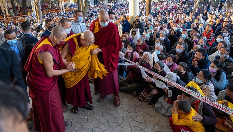 Thánh Đức Đạt Lai Lạt Ma chào một em bé khi Ngài quang lâm đến Tsulagkhang để ban quán đảnh Chakrasamvara ở Dharamsala, HP, Ấn Độ vào 9 tháng 3, 2023. Ảnh của Tenzin Choejor