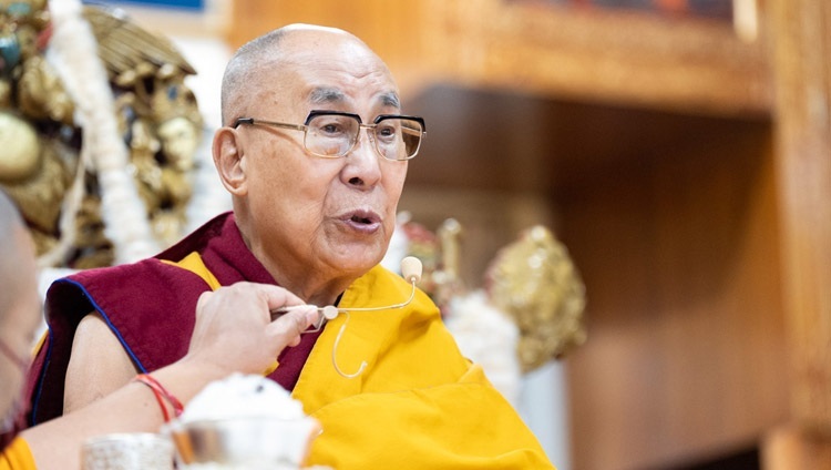 Thánh Đức Đạt Lai Lạt Ma nói chuyện với hội chúng trong buổi Lễ Cầu nguyện Trường thọ tại Chùa Chính Tây Tạng ở Dharamsala, HP, Ấn Độ vào 5 tháng 4, 2023. Ảnh của Tenzin Choejor