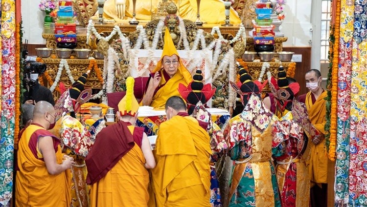 Chư Tăng mặc trang phục dakini quy tụ trước Thánh Đức Đạt Lai Lạt Ma trong Lễ Cúng dường Cầu Trường thọ tại Chùa Chính Tây Tạng ở Dharamsala, HP, Ấn Độ vào 5 tháng 4, 2023. Ảnh của Tenzin Choejor