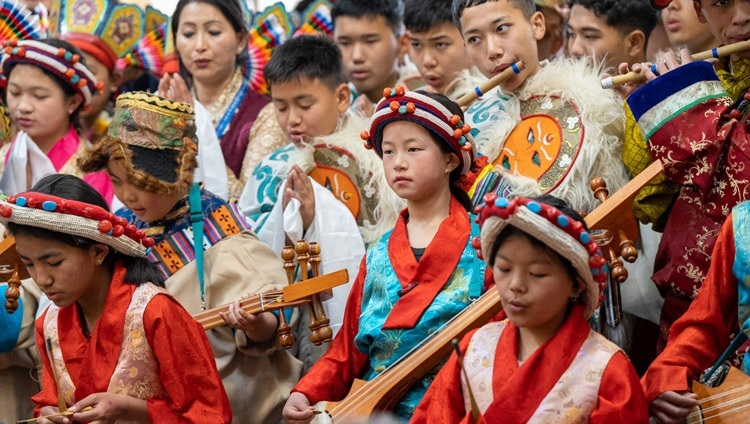 Các nhạc sĩ sinh viên từ các trường học thực hiện Lễ Cầu nguyện Trường thọ dâng lên Thánh Đức Đạt Lai Lạt Ma đang biểu diễn ca khúc và sử dụng các nhạc cụ truyền thống tại Chùa Chính Tây Tạng ở Dharamsala, HP, Ấn Độ vào 5 tháng 4, 2023. Ảnh của Tenzin Choejor