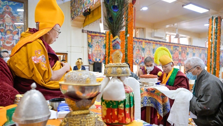 Tatsak Rinpoché bày tỏ sự cảm kích đối với lòng bi mẫn của Thánh Đức Đạt Lai Lạt Ma cùng với lời thỉnh cầu Ngài trụ thế miên trường trong Lễ Cúng dường Cầu nguyện Trường thọ tại Chùa Chính Tây Tạng ở Dharamsala, HP, Ấn Độ vào 5 tháng 4, 2023. Ảnh của Thượng toạ Zamling Norbu