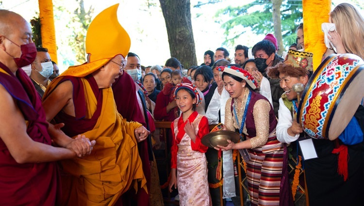 Nhân viên và học sinh của các trường đang tán tụng bài Cầu nguyện Trường thọ lên Thánh Đức Đạt Lai Lạt Ma khi Ngài quang lâm qua sân Chùa Chính Tây Tạng ở Dharamsala, HP, Ấn Độ vào 5 tháng 4, 2023. Ảnh của Tenzin Choejor