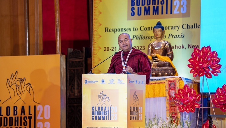 Thượng toạ Tiến sĩ Dhammapiya - Tổng thư ký IBC, khai mạc các sự kiện tại Hội nghị Thượng đỉnh Phật giáo Toàn cầu 2023 tại khách sạn Ashok ở New Delhi, Ấn Độ vào 21 tháng 4, 2023. Ảnh của Tenzin Choejor