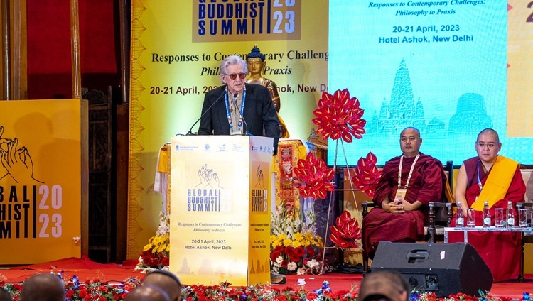 Giáo sư Robert Thurman - đại diện cho giới nghiên cứu hàn lâm về Phật giáo - phát biểu tại Hội nghị Thượng đỉnh Phật giáo Toàn cầu 2023 tại khách sạn Ashok ở New Delhi, Ấn Độ vào 21 tháng 4, 2023. Ảnh của Tenzin Choejor