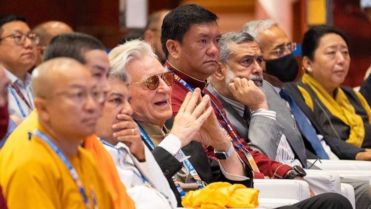 Các thành viên của khán giả đang lắng nghe bài phát biểu của Thánh Đức Đạt Lai Lạt Ma tại Hội nghị Thượng đỉnh Phật giáo Toàn cầu năm 2023 tại khách sạn Ashok ở New Delhi, Ấn Độ vào 21 tháng 4, 2023. Ảnh của Tenzin Choejor