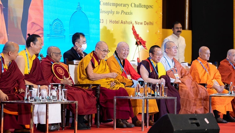 Thánh Đức Đạt Lai Lạt Ma nói chuyện với hội chúng tại Hội nghị Thượng đỉnh Phật giáo Toàn cầu 2023 tại khách sạn Ashok ở New Delhi, Ấn Độ vào 21 tháng 4, 2023. Ảnh của Tenzin Choejor 
