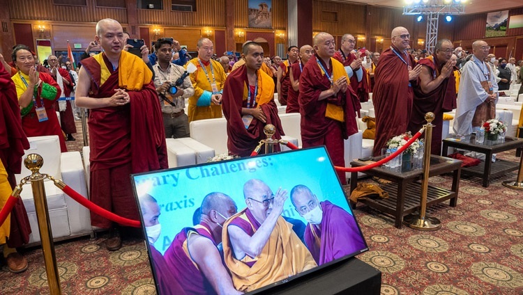 Các đại biểu tham dự Hội nghị Thượng đỉnh Phật giáo Toàn cầu 2023 đều đứng lên khi Thánh Đức Đạt Lai Lạt Ma quang lâm đến hội trường tại khách sạn Ashok ở New Delhi, Ấn Độ vào 21 tháng 4, 2023. Ảnh của Tenzin Choejor