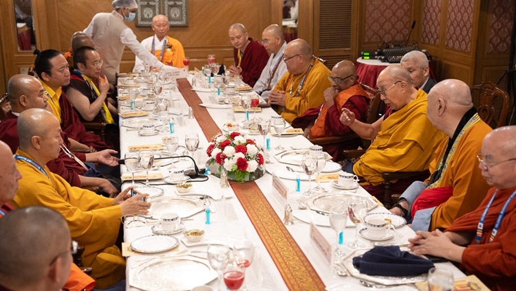 Thánh Đức Đạt Lai Lạt Ma cùng với những Vị trưởng các Phái đoàn Phật giáo Quốc tế tham dự Hội nghị Thượng đỉnh Phật giáo Toàn cầu 2023 đang dùng bữa trưa tại khách sạn Ashok ở New Delhi, Ấn Độ vào 21 tháng 4, 2023. Ảnh của Tenzin Choejor