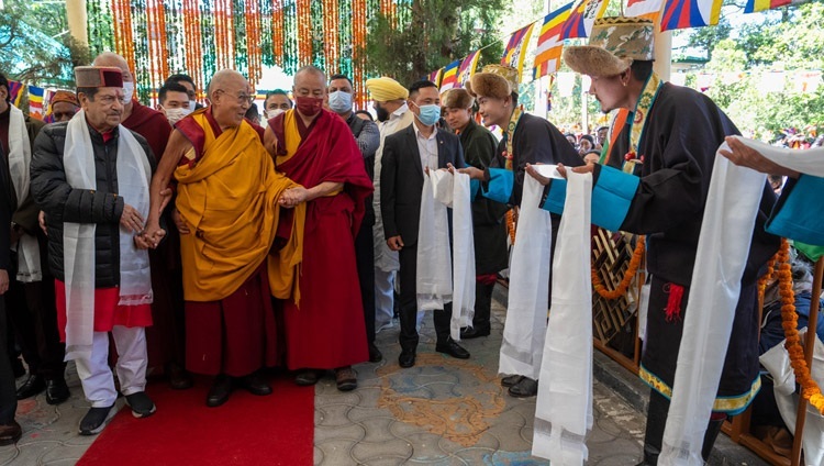 Thánh Đức Đạt Lai Lạt Ma quang lâm đến sân Chùa Chính Tây Tạng để tham dự lễ kỷ niệm 25 năm thành lập Bharat Tibbat Sahyog Manch (BTSM) tại Dharamsala, HP, Ấn Độ vào 5 tháng 5, 2023. Ảnh của Tenzin Choejor