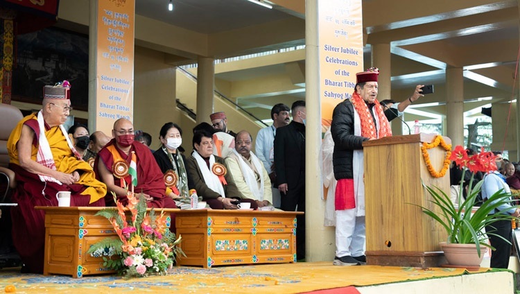 Tiến sĩ Indresh Kumar - người bảo trợ chính của BTSM - phát biểu tại lễ kỷ niệm 25 năm Bharat Tibbat Sahyog Manch tại sân Chùa Chính Tây Tạng ở Dharamsala, HP, Ấn Độ vào 5 tháng 5, 2023. Ảnh của Tenzin Choejor