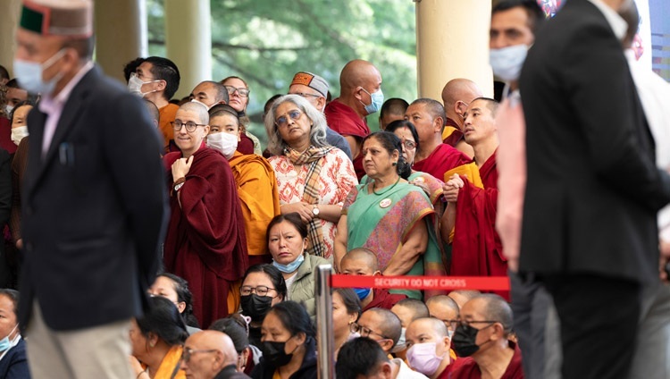 Các thành viên của đám đông đã tập trung tại sân Chùa Chính Tây Tạng để lắng nghe Thánh Đức Đạt Lai Lạt Ma trong lễ kỷ niệm 25 năm Bharat Tibbat Sahyog Manch (BTSM) tại Dharamsala, HP, Ấn Độ vào 5 tháng 5, 2023. Ảnh của Tenzin Choejor