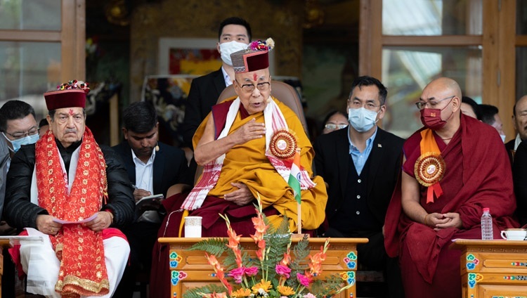 Thánh Đức Đạt Lai Lạt Ma nói chuyện với Hội chúng tại lễ kỷ niệm 25 năm Bharat Tibbat Sahyog Manch tại sân Chùa Chính Tây Tạng ở Dharamsala, HP, Ấn Độ vào 5 tháng 5, 2023. Ảnh của Tenzin Choejor