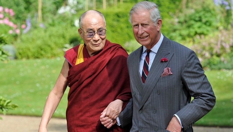 Thánh Đức Đạt Lai Lạt Ma và Hoàng tử Charles đi bộ trong khuôn viên của Nhà Clarence ở London, Vương quốc Anh, vào 21 tháng 6, 2012.