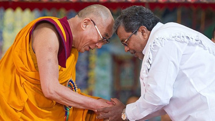 Thánh Đức Đạt Lai Lạt Ma và Thủ hiến Karnataka Siddaramaiah trong lễ kỷ niệm sinh nhật lần thứ 78 của Thánh Đức Đạt Lai Lạt Ma tại Tu viện Sera Je ở Bylakuppe, Karnataka, Ấn Độ vào 6 tháng 7, 2013. Ảnh của Tenzin Choejor