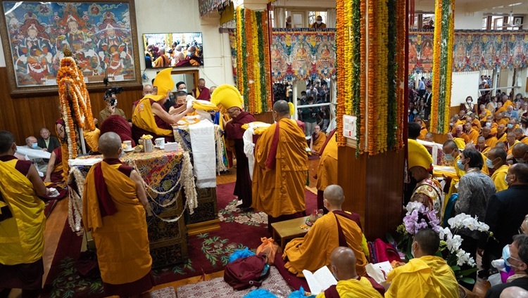 Các thành viên của Tổ chức Bảo tồn Truyền thống Đại thừa (FPMT) dâng các phẩm vật cúng dường lên Thánh Đức Đạt Lai Lạt Ma trong Lễ Cúng dường Trường thọ tại Chùa Chính Tây Tạng ở Dharamsala, HP, Ấn Độ vào 24 tháng 5, 2023. Ảnh của Tenzin Choejor