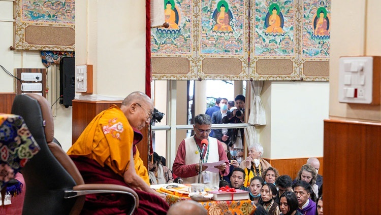Ông Deepesh Thakkar - điều phối viên trưởng của các Khóa học Nalanda, phát biểu tại cuộc diện kiến với Thánh Đức Đạt Lai Lạt Ma và những người tham gia các Khóa học Nalanda của Trụ Sở Tây Tạng tại Chùa Chính Tây Tạng ở Dharamsala, HP, Ấn Độ vào 2 tháng 6, 2023. Ảnh của Thượng tọa Tenzin Jamphel