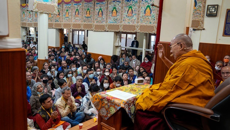 Thánh Đức Đạt Lai Lạt Ma phát biểu tại cuộc gặp gỡ với những người tham gia Khóa học Nalanda của Trụ sở Tây Tạng tại Chùa Chính của Tây Tạng ở Dharamsala, HP, Ấn Độ vào 2 tháng 6, 2023. Ảnh của Thượng toạ Tenzin Jamphel