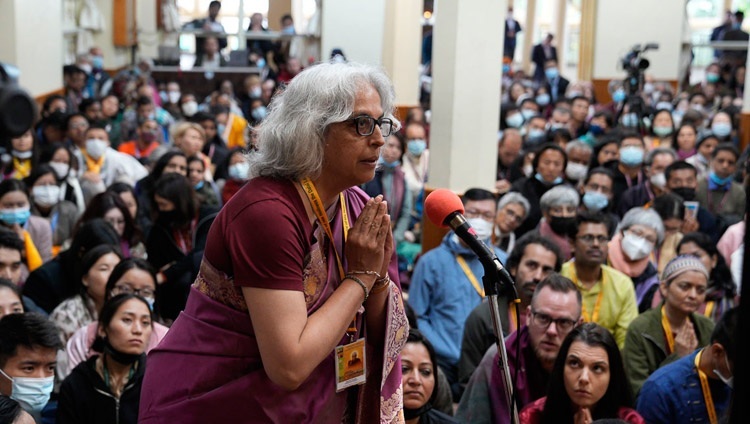 Một thành viên của khán giả hỏi Thánh Đức Đạt Lai Lạt Ma một câu hỏi trong cuộc gặp gỡ với những người tham gia Khóa học Nalanda của Trụ Sở Tây Tạng tại Chùa Chính Tây Tạng ở Dharamsala, HP, Ấn Độ vào 2 tháng 6, 2023. Ảnh của TT. Tenzin Jamphel