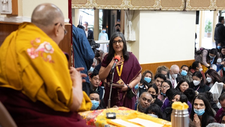 Tiến sĩ Kaveri Gill giới thiệu chương trình với Thánh Đức Đạt Lai Lạt Ma và những người tham gia Khóa học Nalanda của Trụ sở Tây Tạng tại Chùa Chính Tây Tạng ở Dharamsala, HP, Ấn Độ vào 2 tháng 6, 2023. Ảnh của Tenzin Choejor