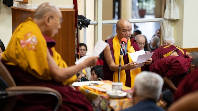 Geshé Dorji Damdul - giám đốc của Trụ Sở Tây Tạng và là giáo viên chính của các khóa học Nalanda, phát biểu tại cuộc diện kiến với Thánh Đức Đạt Lai Lạt Ma và những người tham gia các khóa học Nalanda của Trụ Sở Tây Tạng tại Chùa Chính Tây Tạng ở Dharamsala, HP, Ấn Độ vào 2 tháng 6, 2023. Ảnh của Tenzin Choejor