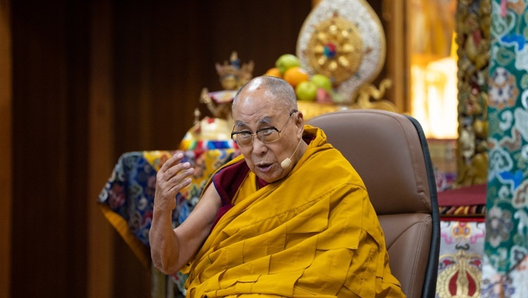 Thánh Đức Đạt Lai Lạt Ma nói chuyện với khán giả trong cuộc gặp gỡ với những người tham gia Khóa học Nalanda của Trụ Sở Tây Tạng tại Chùa Chính Tây Tạng ở Dharamsala, HP, Ấn Độ vào 2 tháng 6, 2023. Ảnh của Tenzin Choejor