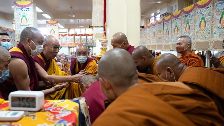 Thánh Đức Đạt Lai Lạt Ma chào đón một nhóm Chư Tăng Nguyên Thủy khi Ngài quang lâm vào bên trong Chùa Chính Tây Tạng để thuyết Pháp nhân kỷ niệm Đức Phật Đản sinh và Thành đạo tại Dharamsala, HP, Ấn Độ vào 4 tháng 6, 2023. Ảnh của Tenzin Choejor
