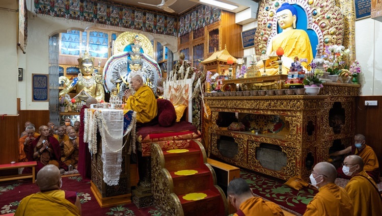 Thánh Đức Đạt Lai Lạt Ma nói chuyện với hội chúng đang vân tập để tham dự buổi thuyết Pháp Saga Dawa của Ngài tại Chùa Tây Tạng Chính ở Dharamsala, HP, Ấn Độ vào 4 tháng 6, 2023. Ảnh của Tenzin Choejor