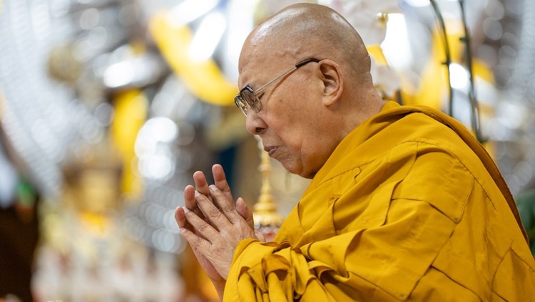 Thánh Đức Đạt Lai Lạt Ma tham gia cầu nguyện vào lúc kết thúc Pháp hội Saga Dawa của Ngài tại Chùa Chính Tây Tạng ở Dharamsala, HP, Ấn Độ vào 4 tháng 6, 2023. Ảnh của Tenzin Choejor