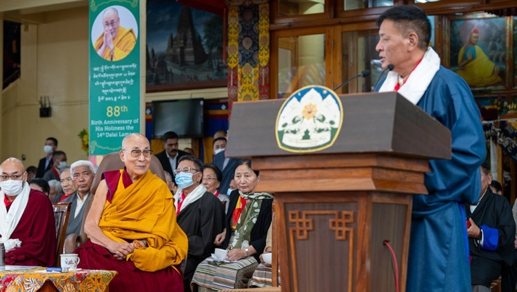 Sikyong Penpa Tsering phát biểu tại lễ kỷ niệm đánh dấu sinh nhật lần thứ 88 của Thánh Đức Đạt Lai Lạt Ma tại sân Chùa Chính Tây Tạng ở Dharamsala, HP, Ấn Độ vào 6 tháng 7, 2023. Ảnh của Tenzin Choejor
