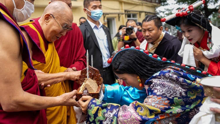 Thánh Đức Đạt Lai Lạt Ma được dâng cúng 'Chema Changphu' truyền thống khi Ngài quang lâm đến sân Chùa Chính Tây Tạng để tham dự lễ kỷ niệm sinh nhật lần thứ 88 của Ngài tại Dharamsala, HP, Ấn Độ vào 6 tháng 7, 2023. Ảnh của Tenzin Choejor