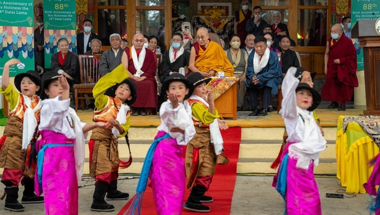 Trẻ em từ Trường TCV Day ở McLeod Ganj biểu diễn trong lễ kỷ niệm đánh dấu sinh nhật lần thứ 88 của Thánh Đức Đạt Lai Lạt Ma tại sân Chùa Chính Tây Tạng ở Dharamsala, HP, Ấn Độ vào 6 tháng 7, 2023. Ảnh của Tenzin Choejor