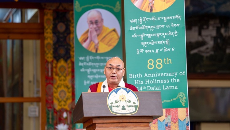 Khenpo Sonam Tenphel - Chủ tịch Quốc hội lưu vong Tây Tạng, phát biểu trước đám đông tại lễ kỷ niệm đánh dấu Sinh nhật lần thứ 88 của Thánh Đức Đạt Lai Lạt Ma tại sân Chùa Chính Tây Tạng ở Dharamsala, HP, Ấn Độ vào 6 tháng 7, 2023. Ảnh của Tenzin Choejor