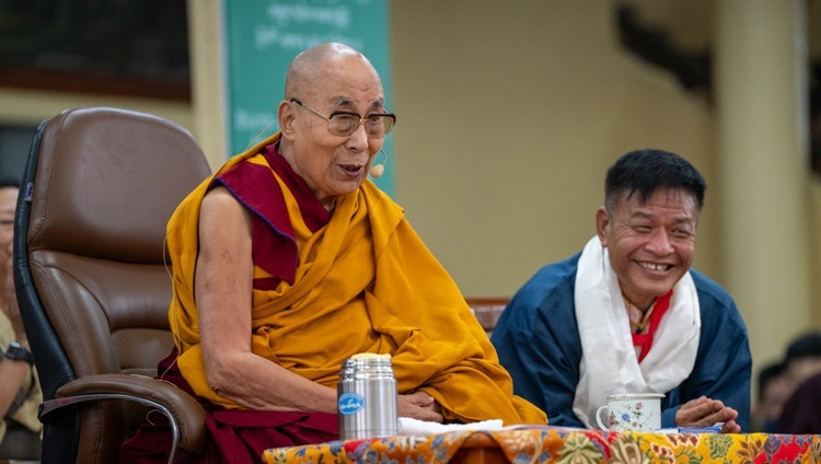 Sikyong Pempa Tsering nhìn khi Thánh Đức Đạt Lai Lạt Ma nói chuyện với hội chúng trong lễ kỷ niệm sinh nhật lần thứ 88 của Ngài tại sân Chùa Chính Tây Tạng ở Dharamsala, HP, Ấn Độ vào 6 tháng 7, 2023. Ảnh của Tenzin Choejor