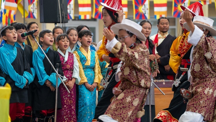 Trẻ em từ trường mẫu Mewoen Tsuglag Petoen biểu diễn trong lễ kỷ niệm đánh dấu sinh nhật lần thứ 88 của Thánh Đức Đạt Lai Lạt Ma tại sân Chùa Chính Tây Tạng ở Dharamsala, HP, Ấn Độ vào 6 tháng 7, 2023. Ảnh của Tenzin Choejor