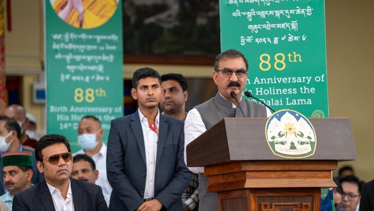 Thủ hiến của Himachal Pradesh - Sukhvinder Singh Sukhu, phát biểu tại lễ kỷ niệm đánh dấu Sinh nhật lần thứ 88 của Thánh Đức Đạt Lai Lạt Ma tại sân Chùa Chính Tây Tạng ở Dharamsala, HP, Ấn Độ vào 6 tháng 7, 2023. Ảnh của Tenzin Choejor