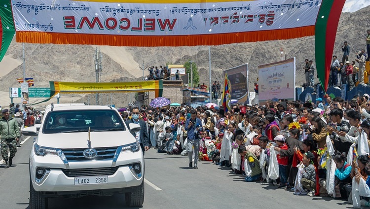 Các thành viên của cộng đồng địa phương xếp hàng trên đường phố để cung đón Thánh Đức Đạt Lai Lạt Ma khi Ngài quang lâm đến Leh, Ladakh, Ấn Độ vào 11 tháng 7, 2023. Ảnh của Tenzin Choejor