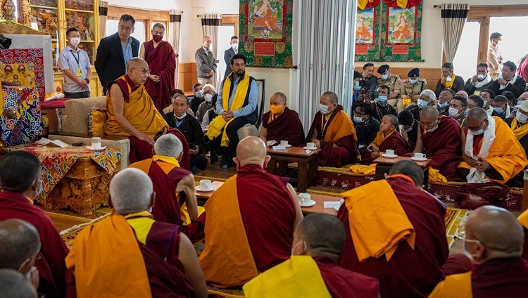 Thánh Đức Đạt Lai Lạt Ma nói chuyện với Hội chúng của các Vị chức sắc và các vị khách đặc biệt tại buổi lễ chào mừng tại Dinh thự của Ngài ở Shewatsel, Leh, Ladakh, Ấn Độ vào 11 tháng 7, 2023. Ảnh của Tenzin Choejor