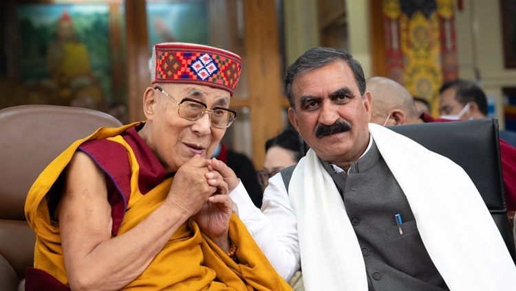 Thánh Đức Đạt Lai Lạt Ma và Thủ hiến bang Himachal Pradesh - Sukhvinder Singh Sukhu cùng nhau tham dự lễ kỷ niệm sinh nhật lần thứ 88 của Thánh Đức Đạt Lai Lạt Ma tại sân Chùa Chính Tây Tạng ở Dharamsala, HP, Ấn Độ vào 6 tháng 7, 2023. Ảnh của Tenzin Choejor