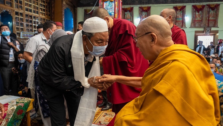Một thành viên của cộng đồng Hồi giáo chào đón Thánh Đức Đạt Lai Lạt Ma khi bắt đầu chuyến viếng thăm Jokhang ở Leh, Ladakh, Ấn Độ vào 14 tháng 7, 2023. Ảnh của Tenzin Choejor