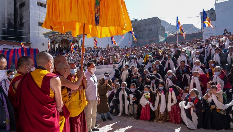 Thánh Đức Đạt Lai Lạt Ma vẫy tay chào đám đông khi Ngài quang lâm đến Jokhang ở Leh, Ladakh, Ấn Độ vào 14 tháng 7, 2023. Ảnh của Tenzin Choejor