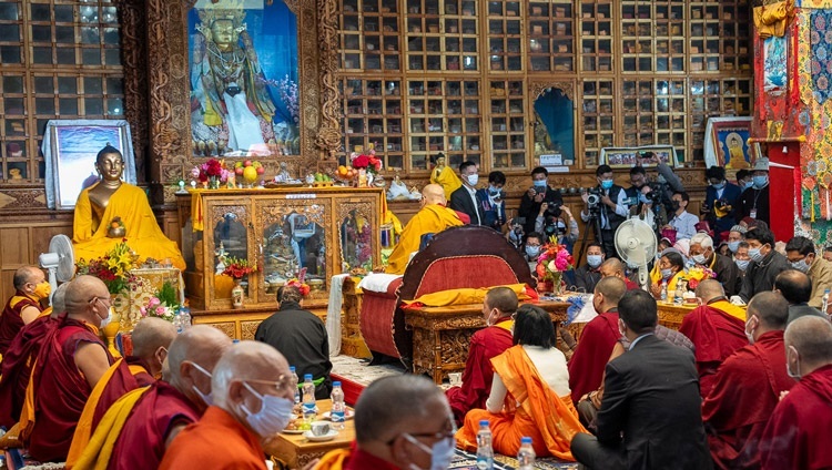 Thánh Đức Đạt Lai Lạt Ma chủ trì buổi cầu nguyện trong chuyến viếng thăm Jokhang ở Leh, Ladakh, Ấn Độ vào 14 tháng 7, 2023. Ảnh của Tenzin Choejor
