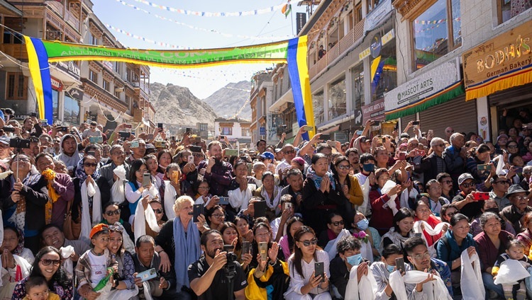 Các thành viên của cộng đồng địa phương và khách du lịch đến thăm Ladakh tập trung đông đảo tại quảng trường bên ngoài Jokhang với hy vọng được nhìn thấy Thánh Đức Đạt Lai Lạt Ma khi Ngài khởi hành vào lúc kết thúc chuyến viếng thăm Jokhang ở Leh, Ladakh, Ấn Độ vào 14 tháng 7, 2023. Ảnh của Tenzin Choejor