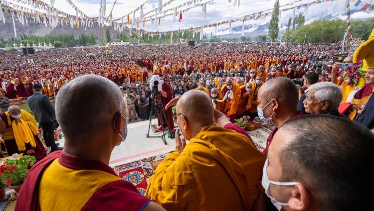 Thánh Đức Đạt Lai Lạt Ma vẫy tay chào đám đông ước tính khoảng 45.000 người vào ngày thuyết Pháp đầu tiên tại Khu vực Thuyết Pháp Shewatsel ở Leh, Ladakh UT, Ấn Độ vào 21 tháng 7, 2023. Ảnh của Tenzin Choejor