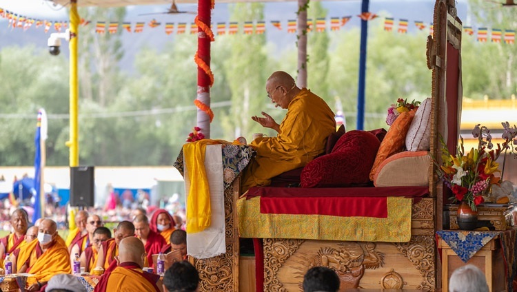 Thánh Đức Đạt Lai Lạt Ma nói chuyện với đám đông vào ngày thuyết Pháp đầu tiên tại Khu vực Thuyết Pháp Shewatsel ở Leh, Ladakh UT, Ấn Độ vào 21 tháng 7, 2023. Ảnh của Tenzin Choejor