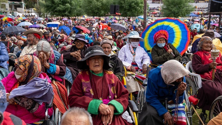 Các thành viên cao tuổi của cộng đồng địa phương đang lắng nghe Thánh Đức Đạt Lai Lạt Ma vào ngày thuyết Pháp đầu tiên tại Sân bãi thuyết Pháp Shewatsel ở Leh, Ladakh UT, Ấn Độ vào 21 tháng 7, 2023. Ảnh của Tenzin Choejor